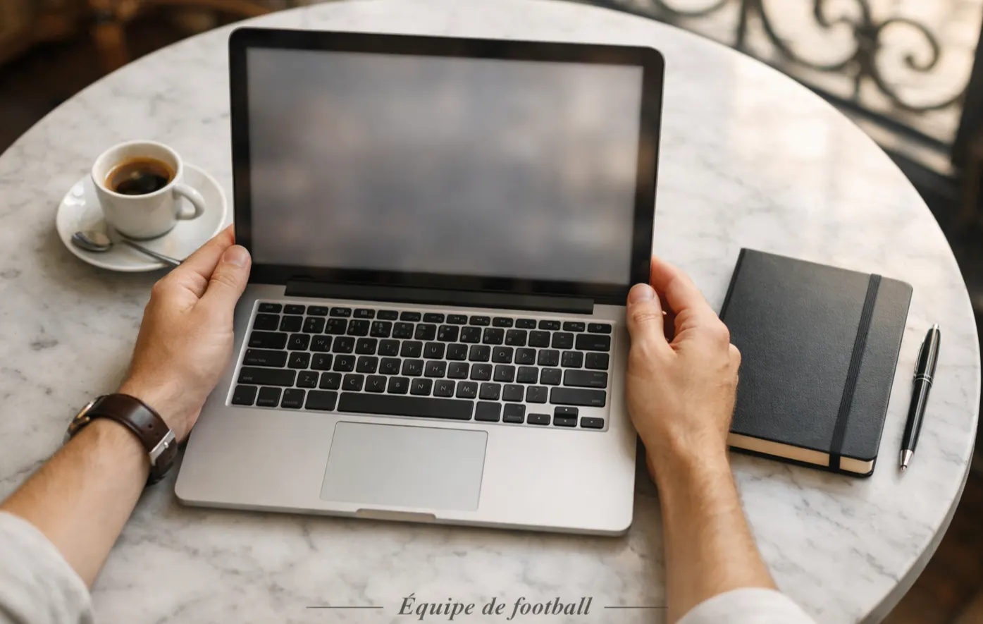 Parieur sportif analysant des statistiques de football sur un écran d'ordinateur portable dans un café